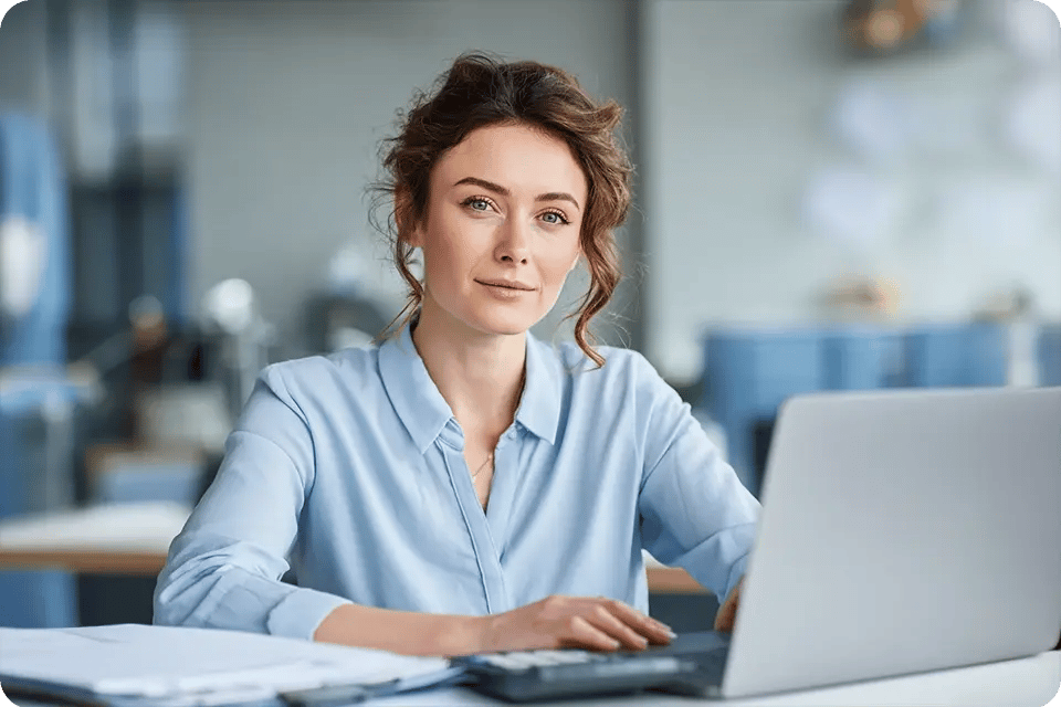 ksiegowa-z-laptopem ksiegowa-z-laptopem